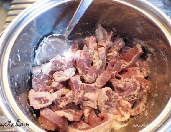 Выложить сердце в маленькую кастрюльку и добавить туда же 1 ст.л. муки (без верха), соль, перец и специи. Тщательно всё перемешать.