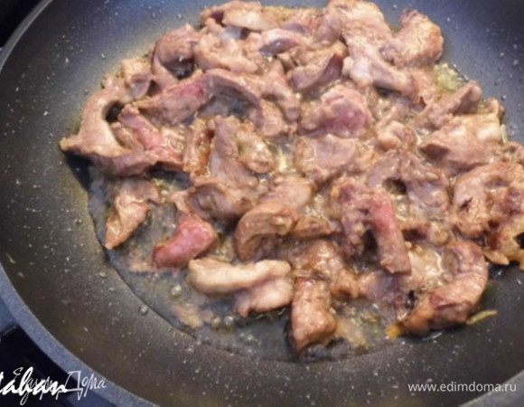 Вылить в сковороду растительное масло, выложить сердце и обжарить минут 5 на сильном огне, периодически помешивая.