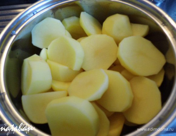 В чугунок с жареными луком и морковью добавить обжаренное сердце и налить воду. Прикрыть крышкой и поставить на средний огонь. Картофель почистить, помыть и порезать на крупные куски. Добавить его в чугунок и тушить на маленьком огне минут 15-20.