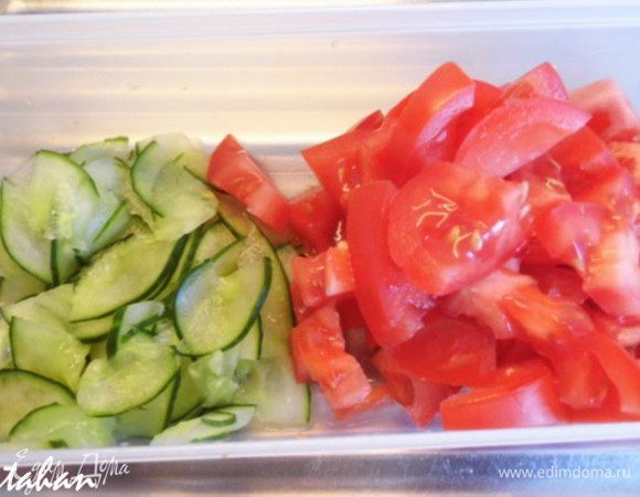 Малосольный огурец тоненько нашинковать, а помидор порезать на брусочки. Добавить это к овощам и сердцу и тушить на маленьком огне 10 минут.