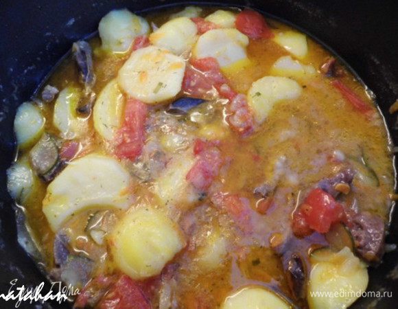 Приготовить заливку для нашего рагу: смешать огуречный рассол, сухой бульон, кетчуп, лимонный сок, давленный через чеснокодавку чеснок, специи и соль с перцем. Добавить заливку и тушить 2-3 минуты. Попробовать. Если чего-то не хватает - добавить.