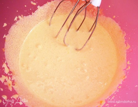 Яйца разделить на белки и желтки. Белки убрать в холодильник, чтобы они хорошо охладились. Желтки соединить с сахаром и растереть добела...