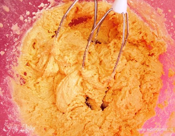 Постепенно небольшими порциями добавить просеянную муку...