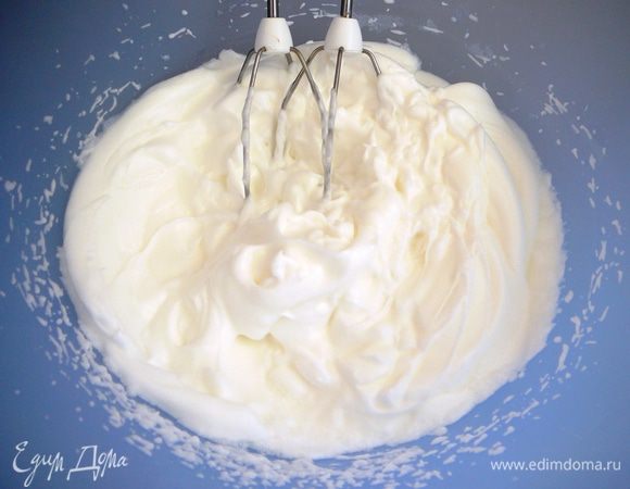 Белки взбить в устойчивую пену. 