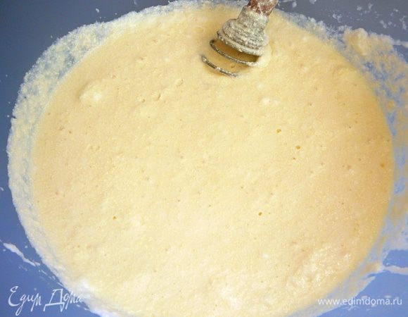 Соединить с тестом и аккуратно перемешать. Сначала ложкой, а потом венчиком