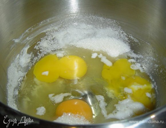 Яйца взбиваем с сахаром,