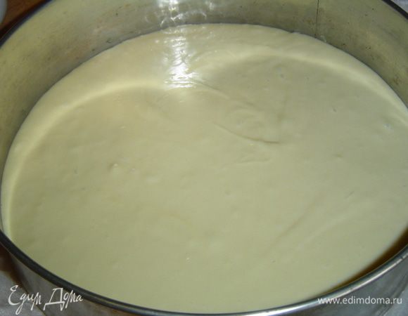 Разъемную форму (у меня 25 см диаметр) застилаем пергаментом и выливаем тесто.