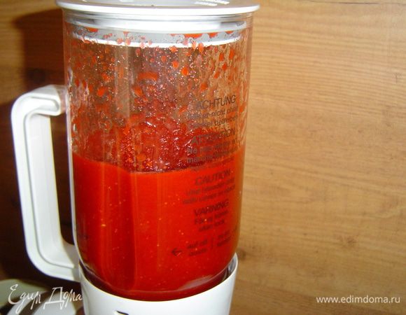 А пока выпекается пирог готовим клубничную заливку. Для этого моем клубнику, удаляем чашелистики, затем помещаем в блендер, добавляем сахар и взбиваем до полного растворения сахара.