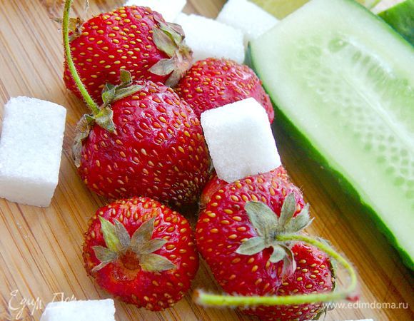 Подготовим продукты. Клубнику вымыть, удалить плодоножки, огурцы вымыть.