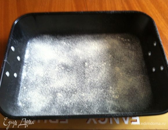 Противень смазать маслом, посыпать кукурузной мукой.