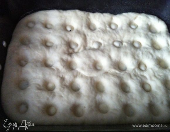 Деревянной ручкой от толкущем сделать глубокие проколы на расстоянии 2 см друг от друга, сбрызнуть маслом (мне пригодится распылитель масла). 