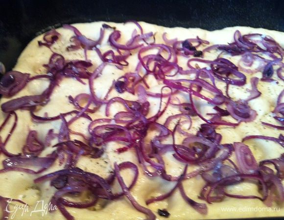 Духовку нагреть до 200 градусов. Выложить на тесто половину обжаренного лука. Горошины черного перца раздавить, смешать с солью и розмарином, посыпать тесто. Выпекать 20 минут (я выпекала 30), пока фокачча не зарумянится. Вынуть из духовки, посыпать пармезаном и оставшимся жареным луком.