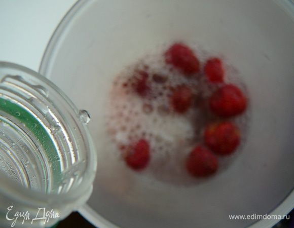 Клубнику переложить в стакан погружного блендера, добавить сахар и 250 мл газировки, пюрировать до однородного состояния.