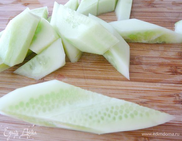 Клубничное пюре перелить в графин или другую емкость. Переливать используя марлю или мелкое сито. Огурцы очистить и нарезать произвольно. 