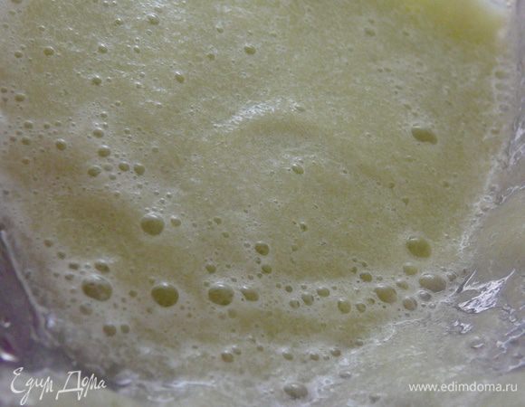 Переложить огурцы в стакан погружного блендера и так же пюрировать до однородной массы. Перелить к клубничному "пюре" так же через марлю.