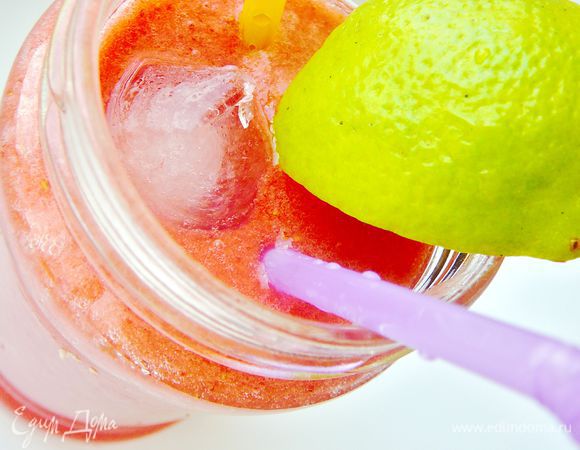 Добавить в микс клубники и огурца сок лайма и оставшуюся газировку. Разлить по стаканам, добавить лед.