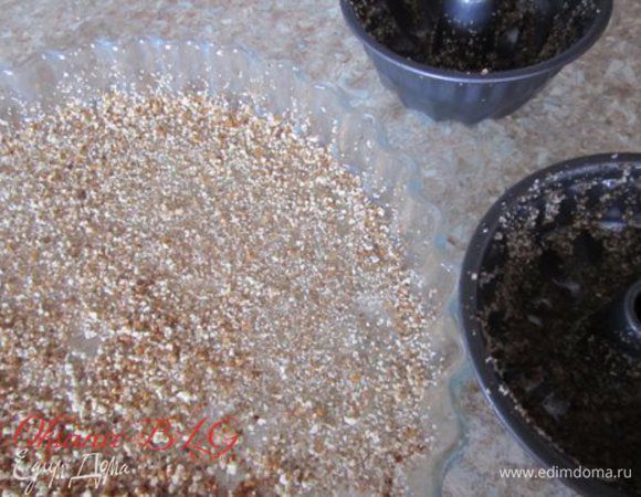 Форму для пирогов (26 см)смазать маслом, посыпать сухарями.