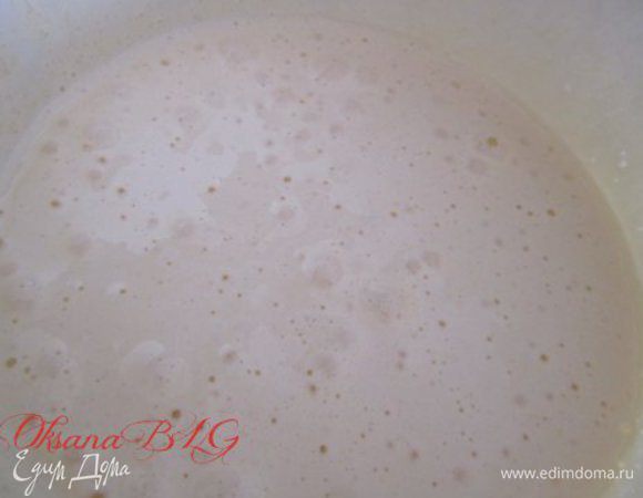 Яйца взбить с сахаром.