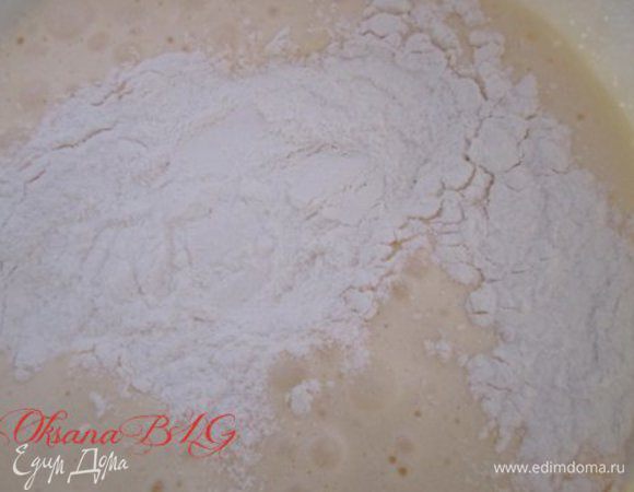 Муку смешать с разрыхлителем, добавить к взбитым яйцам.