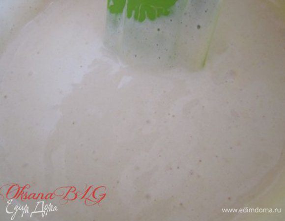 Добавить кипяток и растительное масло.