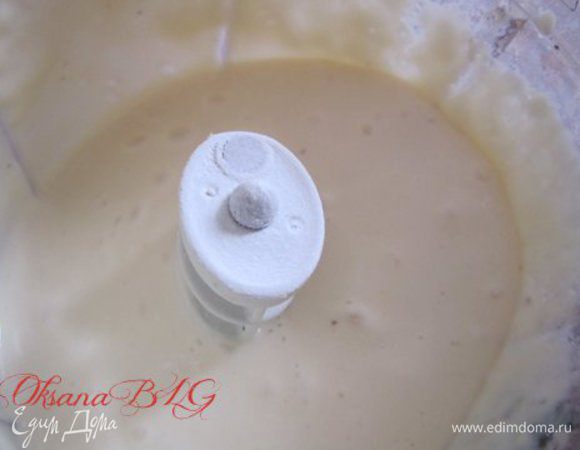 Творог, яйцо, сахар, сметану, крахмал взбить в блендере.