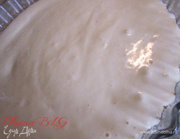 Бисквитное тесто вылить в приготовленную форму.