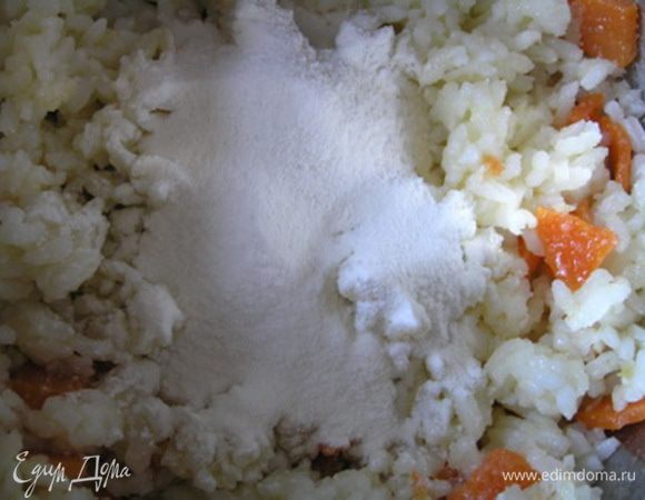 Влейте рассол, добавьте муку, соль, специи и измельченный чеснок. Все хорошо перемешайте.