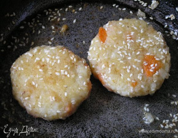 Обжаривайте на растительном масле с двух сторон до румяной корочки.