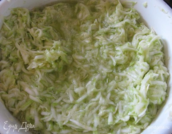 Кабачки натереть на терке,посолить и оставить минут на 10.