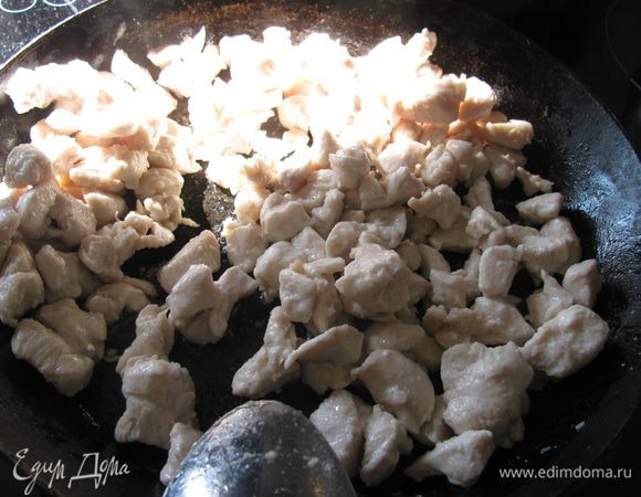 Куриную грудку мелко нарезаем и потушим до испарения жидкости на медленном огне. Я бы еще и лучок добавила, но племянник его не ест, поэтому пришлось обойтись без оного.