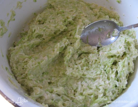 Кабачок отжать. Добавить яйцо, манку и муку. Хорошенько перемешать.