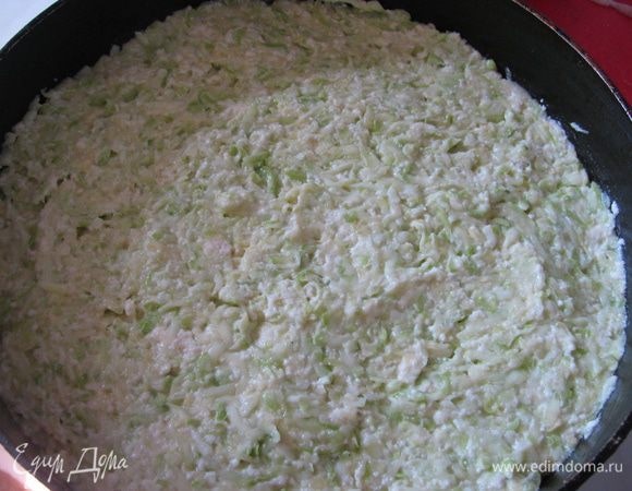 Форму смазать маслом и присыпать сухарями, у нас их не оказалось - присыпала маннкой. Выложить кабачковую основу и разровнять.