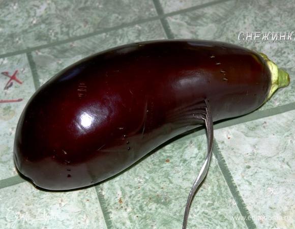 Баклажан помыть, вытереть насухо, не очищая кожу, наколоть вилкой в нескольких местах и запечь в духовке (можно микроволновке) до готовности.