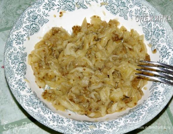 Испеченный баклажан немного остудить и очистить от кожицы. Мякоть размять при помощи вилки и ножа.