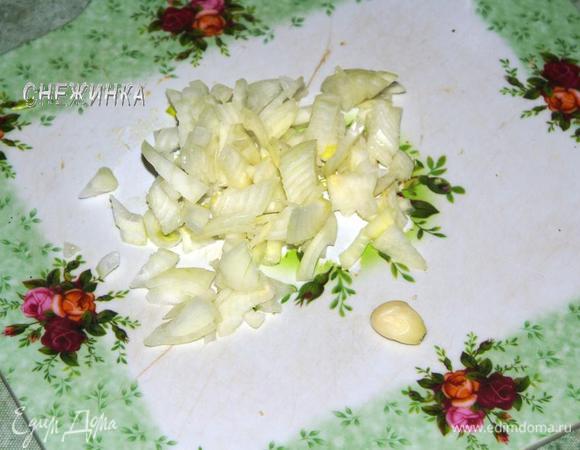 Луковицу тонко нарезать, чеснок измельчить.