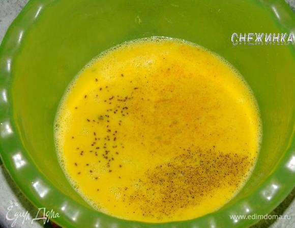 К яйцам добавить соль и пряности.