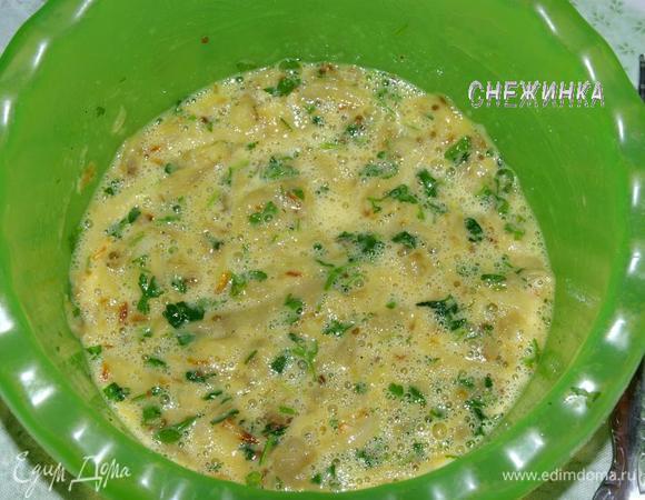 Соединить все ингредиенты: яйца, овощи и петрушку. Хорошо перемешать.