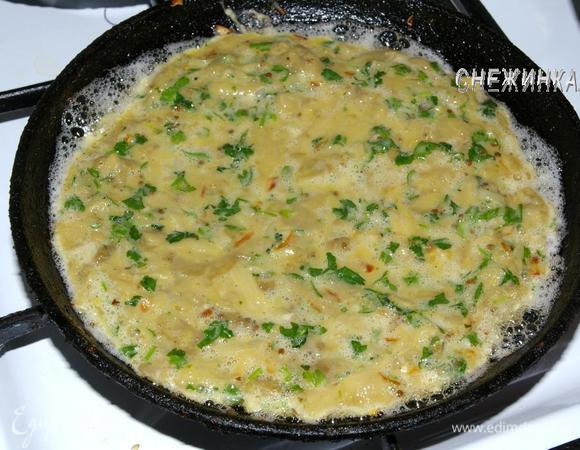 На сковороду добавить 1 ст.л. масла, разогреть, выложить яично-баклажановую массу и жарить под крышкой на медленном огне 10 минут.