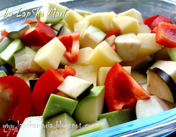 Все овощи помыть, картофель почистить (можно и кабачок, я не стала). Нарежем перец, баклажан и картофель на примерно равные квадратики 2Х2см. Кабачок нужно нарезать тоньше, иначе не успеет пропечься. 