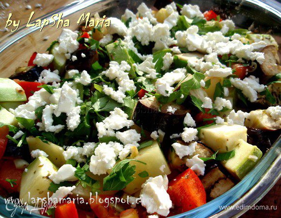 Перемешиваем овощи, посыпаем мелко рубленной зеленью петрушки и сверху крошим фету. Ставим в духовку ещё на 20 минут, под конец можно включить обдув или гриль, чтобы фета подрумянилась как следует. В следующий раз, я поменьше положу соли в овощи и побольше феты, потому что запеченная фета - это нечто! 