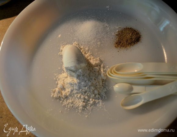 Смешать муку, соль и перец. Обвалять хорошенько кусочки курицы.