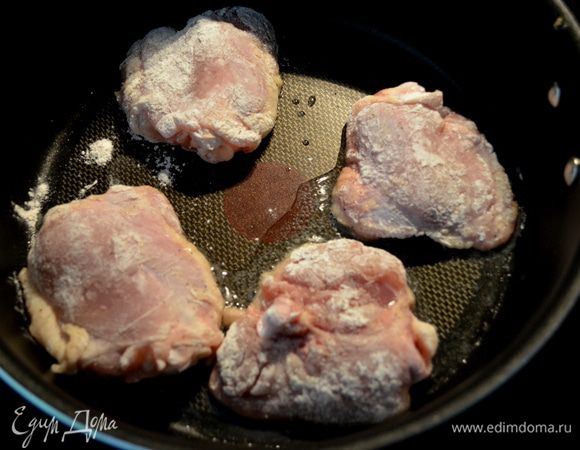 На горячую сковороду с  олив.маслом выложить курин.кусочки в панировки и обжарить хорошенько.Если у вас грудка она обжаривается за 7-9 мин.
