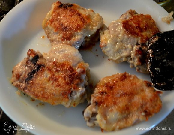 Отложим наши кусочки на тарелку и прикроем фольгой.