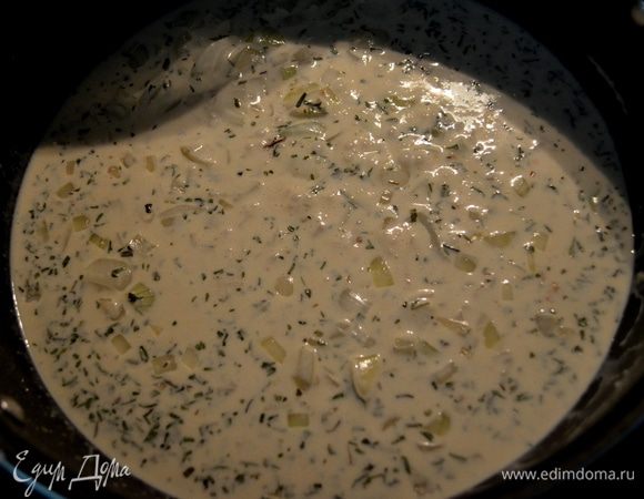 Подготовим наш соус.Добавим на сковороду вино,порезан.лук и готовим примерно 1мин. или пока лук не станет нежным.Затем сливки,вода и горчица,эстрагон,все перемешаем хорошо.И готовим примерно 2 мин.Соус должен слегка загустеть.