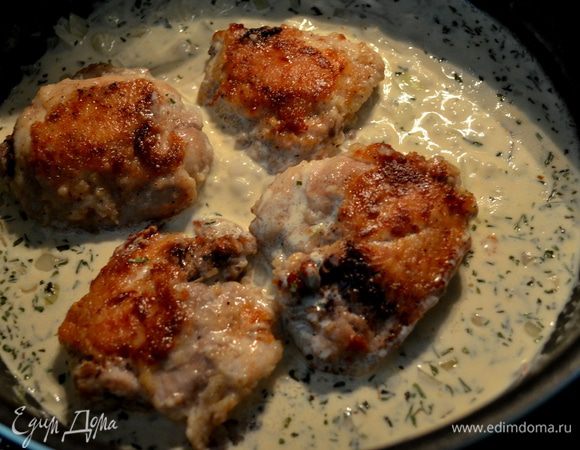 Выложим курин.кусочки поверх соуса и примерно 3 мин дадим им вместе провариться.