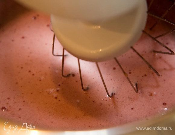 Распустить желатин в 250 мл горячей воды. ¼  клубничного пюре взбить с 100мл распущенного желатина. Взбивать нужно около 10минут, чтоб масса превратилась в светлую пену. Выложить на дно формы 5 шт савоярди и залить получившейся светлой пеной из клубничного сиропа и желатина. Поставить в холодильник пока мы готовим следующие слои.