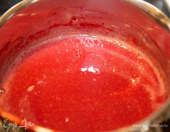 2/4 клубничного пюре смешать с 50мл распущенного желатина не взбивая и вылить в форму на предыдущий слой. Поставить в холодильник пока мы готовим следующие слои.