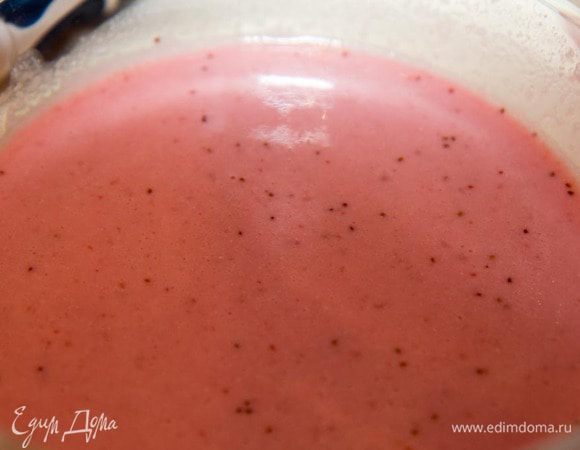 На слой из клубничного желе выложить 5 шт савоярди. В йогурт добавить творог и 2 ст.л. сахара. Взбить блендером до однородной пышной массы. ½  йогуртовой массы смешать с ¼  клубничного пюре и добавить 50мл желатина. Вылить получившуюся массу в форму на савоярди. Поставить в холодильник пока мы готовим следующие слои. У меня савоярди всплыли и получились как бы внутри слоя , а не под ним.