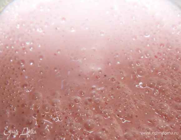 Готовим последний слой. Взбить белок до устойчивых пиков. В ½  йогуртовой массы добавить 50мл желатина и аккуратно смешать со взбитым белком. Выложить это суфле на предыдущий слой. 