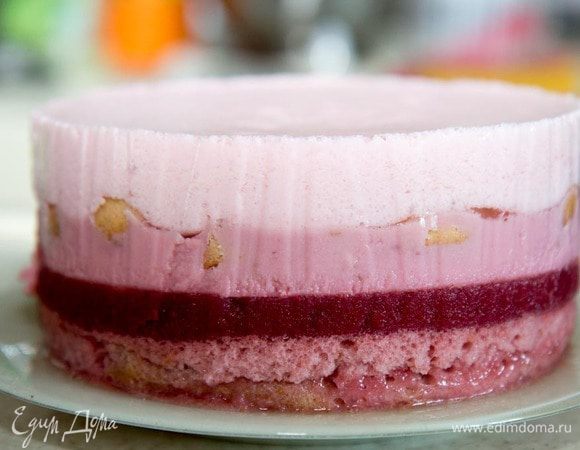 Поставить в холодильник на 4 часа ( или на ночь). После того как все слои застынут, достаем торт из формы